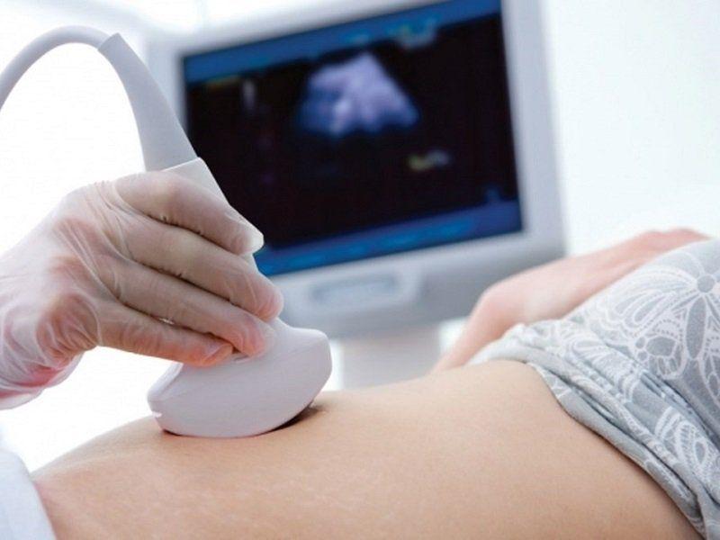 Thai phụ đang quan sát và nhận biết màu sắc của nước ối trong thai kỳ